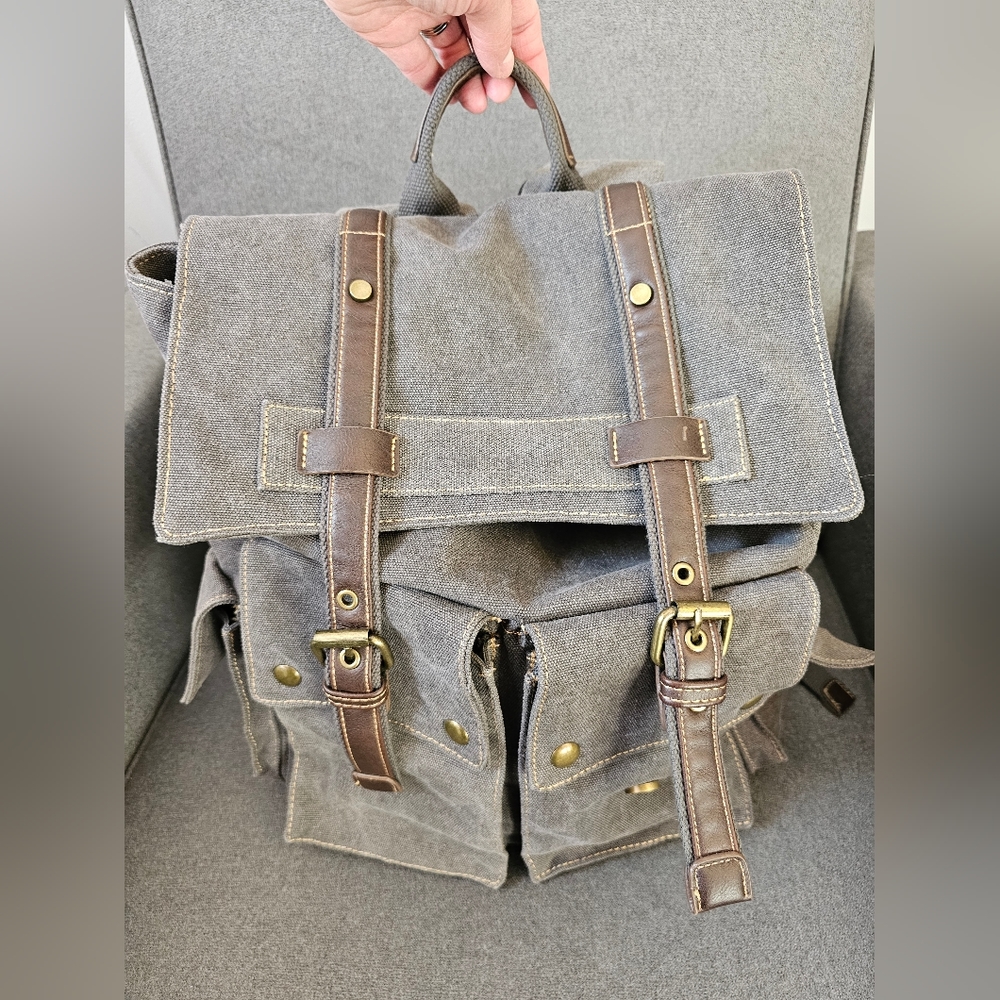 Backpack - Picture 2 of 6